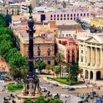 Região Las Ramblas em Barcelona com a estátua de Cristóvão Colombo em evidência