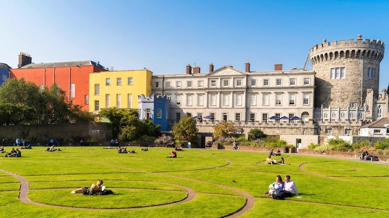 Verão em Dublin: pessoas na grama 