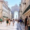 Turista passeando por uma rua de Lisboa