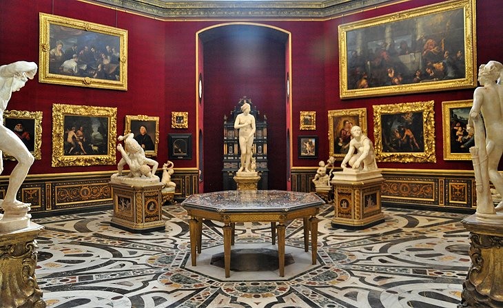 Sala com exposições na Galeria dos Ofícios em Florença.