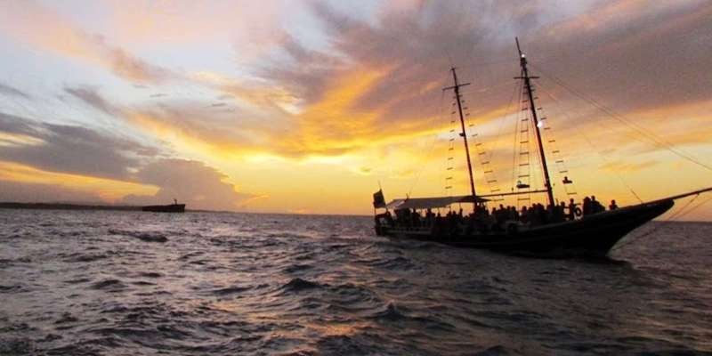 Passeio de veleiro em Fortaleza ao por do sol