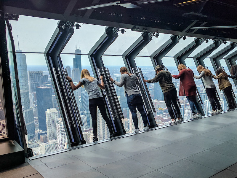 Visitantes no 360 Chicago Observation Deck