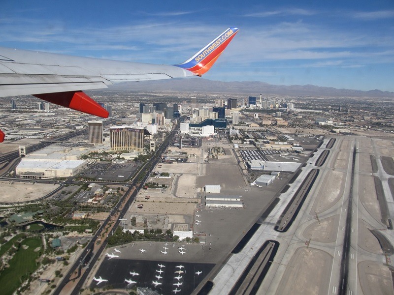 Avião pousando em Las Vegas
