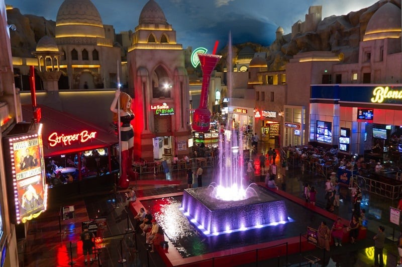 Interior do shopping Miracle Mile Shops em Las Vegas