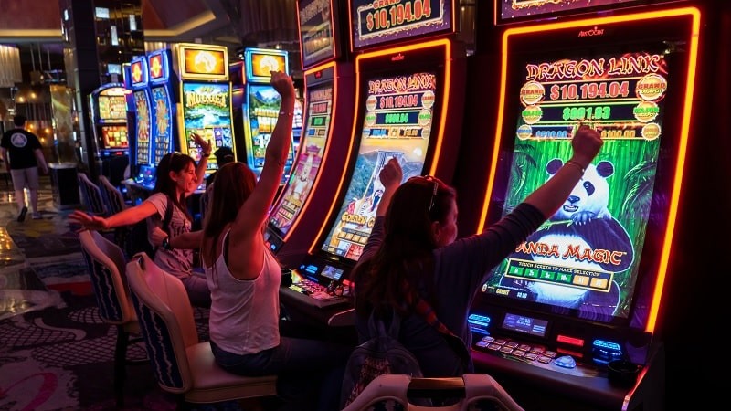 Mulheres curtindo um cassino em Las Vegas