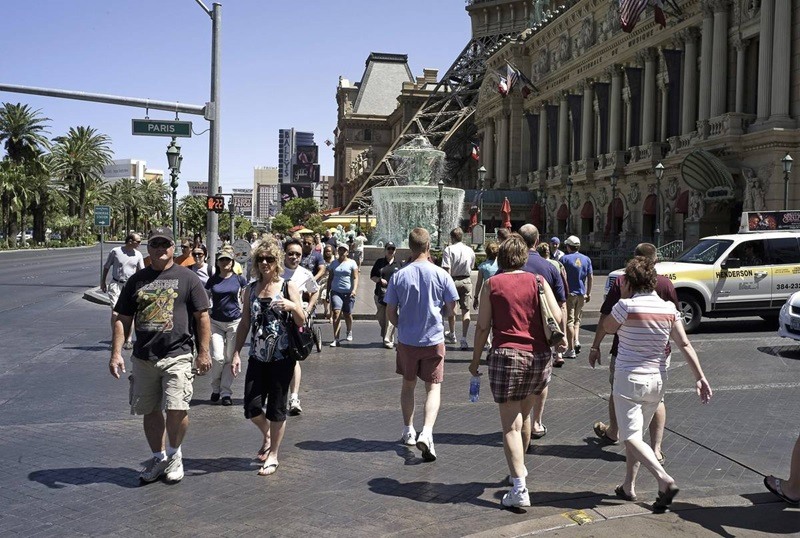 Pessoas andando por Las Vegas