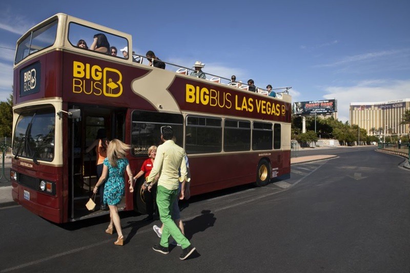 Pessoas entrando no ônibus turístico em Las Vegas