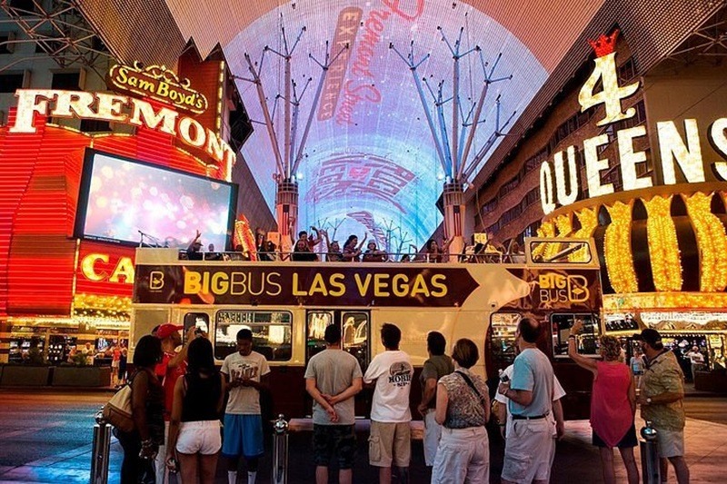 Turistas observando o ônibus turístico em Las Vegas 