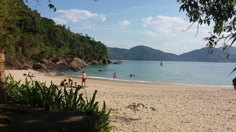 Pessoas na praia Domingas Dias na cidade de Ubatuba