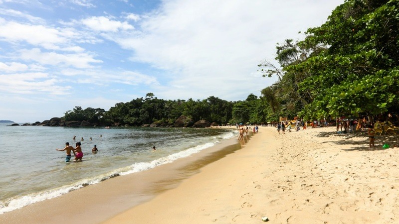 Pessoas na praia do Félix na cidade de Ubatuba