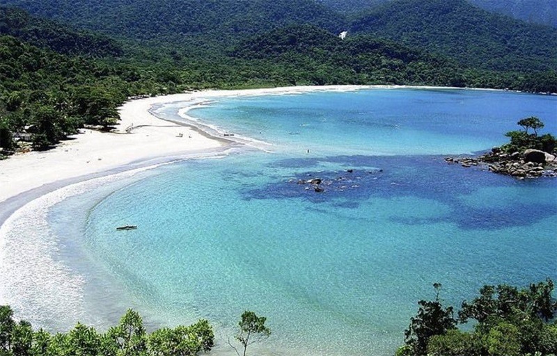 Vista ampla da praia de Castelhanos na cidade de Ilhabela