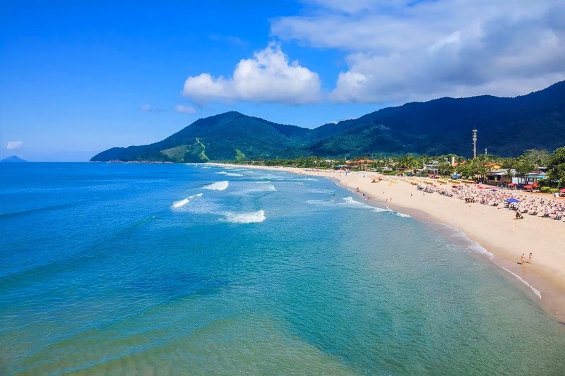 Vista ampla da praia de Maresias na cidade de São Sebastião