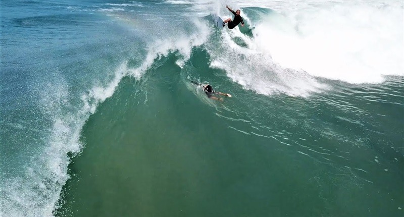 Surfistas na praia de Itamambuca na cidade de Ubatuba