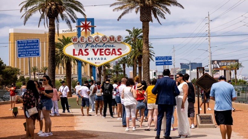 Turistas em ponto turístico de Las Vegas