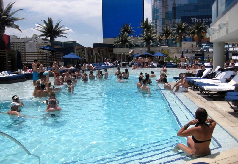 Turistas curtindo o mês de agosto em Las Vegas