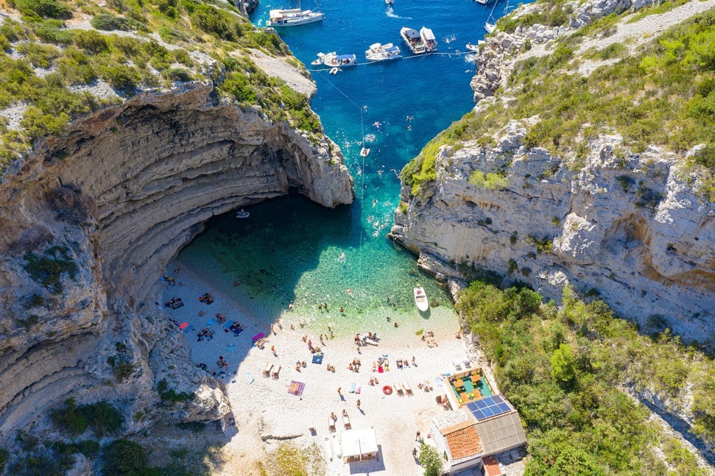 Praia de Stiniva, em Vis