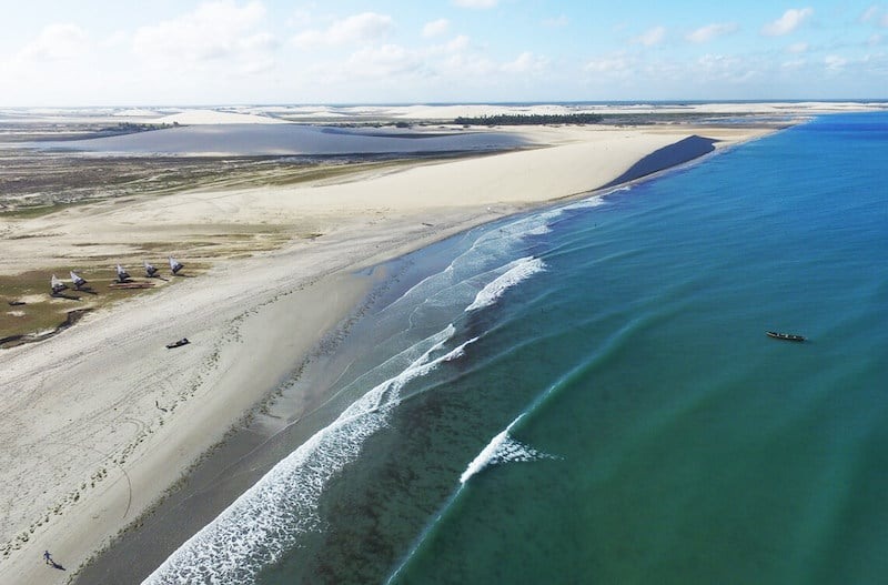 Praia de Jericoacoara em Fortaleza - vista do mar e lagoas