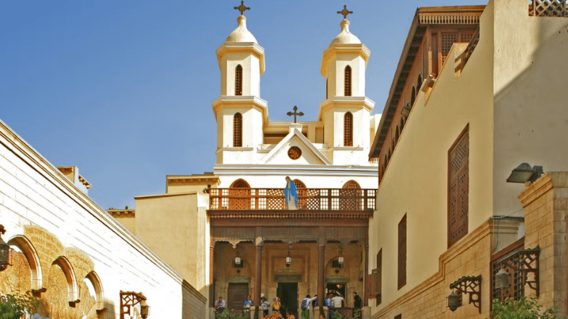 igreja-suspensa-copta-cairo-egito