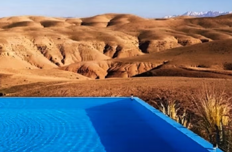 Piscina no deserto de Agafay