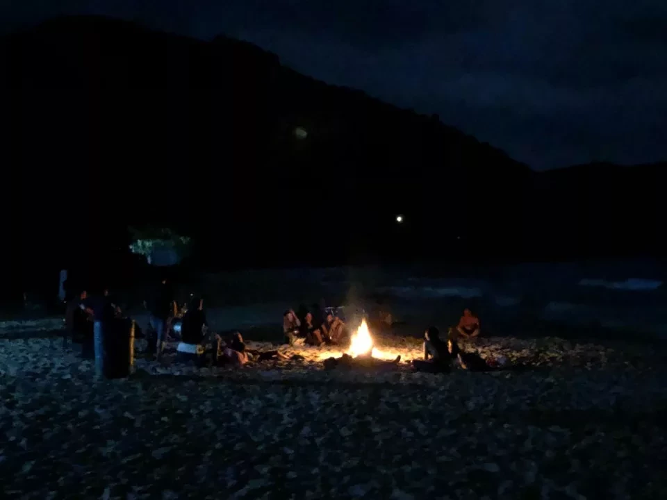 Luau de noite em Ubatuba